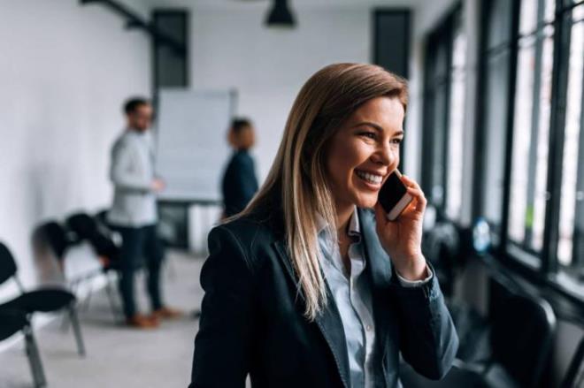 "Bir, iki saat ya da u kadar sre konuun demek yanl olur. Ne kadar az konuabiliyorsak o kadar iyi. Dalgalar, boyun ve beyin blgesine yakn oluyor. Konuma ne kadar ok olursa dalgalar, boyundaki ftn ana yapsn bozuyor gen yata ftk ortaya kyor."