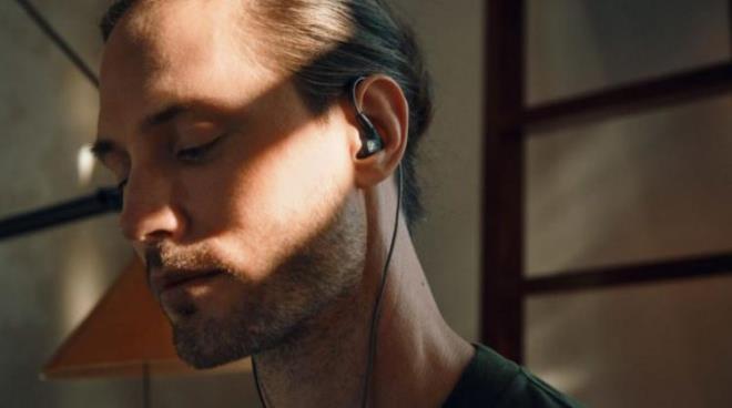 Do. Dr. Olcay Eser, cep telefonuyla konuurken kablolu kulaklk kullanlmasnn, zararl dalgalardan olabildiince uzak kalnmasnn ve telefonlarn antada tanmas gerektiinin zerinde durdu.