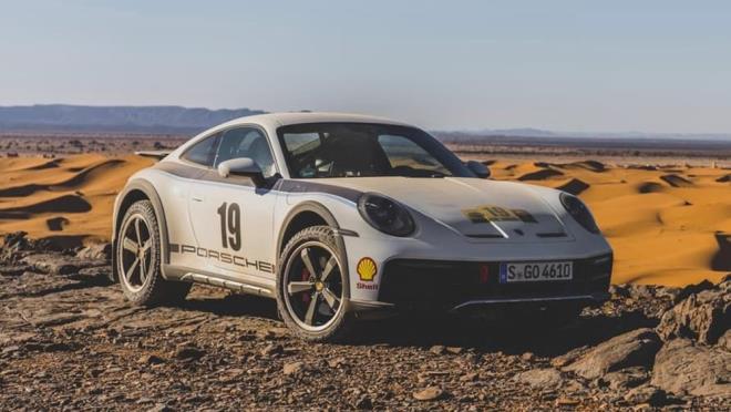 Porsche 911 Dakar'n ilk gze arpan ayrnts, spor sspansiyonlu bir 911 Carrera'dan 50 milimetre daha yksek duruu.Ayrca kaldrma sistemiyle, n ve arka ular 30 milimetre daha ykseltebilir.