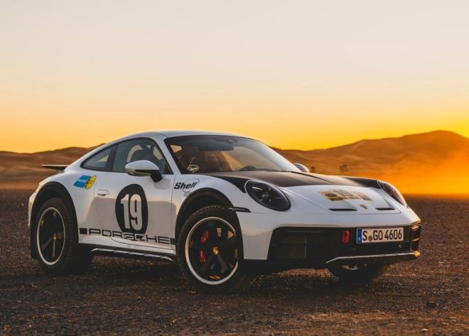 Porsche, uzun sren sylentilerin ardndan Kasm aynda araziye uygun 911 modelinin tantmn yapt.