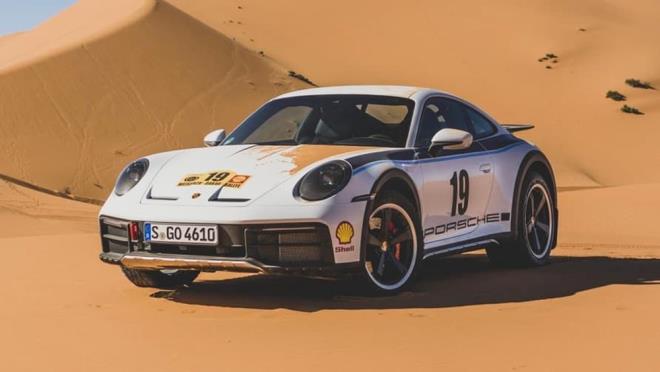 911 Dakar'da 3.0 litrelik bi-turbo alt silindirli motor bulunuyor.    480 PS g ve 570 Nm tork reten ve PDK otomatik anzmanla otomobilin 0?dan 100?e hzlanmas 3,4 saniye sryor. Arazi lastikleri nedeniyle aracn maksimum hz 240 km/sa ile snrl.