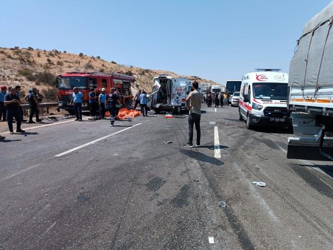 OTOBS 387 METRE SAVRULMU    Raporda, otobsn ilk fren iziyle durduu son nokta arasnda toplam 387 metre mesafe olduuna da vurgu yaplan raporda, yol kenarnda herhangi bir ya aknts olmad ve yol kenarna dubalarn konulduunun tespit edildiine deinildi.