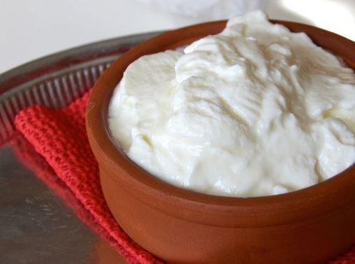 Bununla birlikte yksek kalsiyum oran B2, B12, B6 gibi vitaminler ve proteinler iermesi nedeniyle yourt, dnyada tketim oran en yksek gda maddelerindendir.