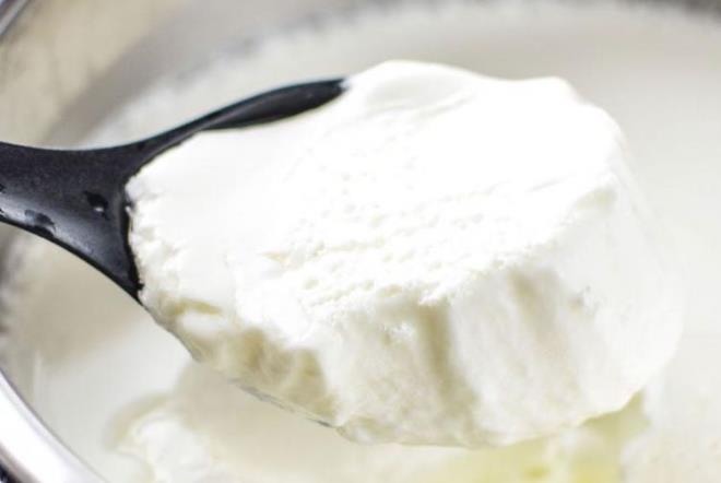 YOURT HAKKINDA YEN BULGULAR ORTAYA IKTI    Barsak salndan obeziteye, kalp ve damar hastalndan kansere kadar her derde deva olan yourt hakknda,Mustafa Kemal niversitesi (MK) Tp Fakltesi Tbbi Mikrobiyoloji Ana Bilim Dal Bakan Prof. Dr. Nizami Duran, niversitenin Bilimsel Aratrma Projeleri (BAP) Koordinasyon Birimi tarafndan desteklenen "Probiyotik Mikroorganizmalarn nemli nsan Patojenlerine Kar Etkinliklerinin Aratrlmas" projesiyle grip ncesi korunmalara ilikin nemli bulgular elde ettiklerini syledi.