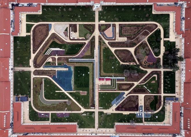 RAM KILASI TARHݠ    stanbul?un Eypsultan ilesinde yer alan Rami Klas, Eyp-Rami snrlar iinde bulunuyor.    Rami iftlii Klas Sadrazam Rami Mehmet Paa tarafndan Sultan III. Mustafa zamannda 1757-703 yllar arasnda yaptrlmtr. "Asakir-i Mansure-i Muhammediyye" (Peygamberin Allahn yardmn grm askerleri) iin Sultan II. Mahmut zamannda onarm gren kargir bir yap olan Rami Klas 1960'lara dein aktif olarak kullanlmtr. 1980 ylnda stanbul Bykehir Belediyesine devredilen yapdan otopark, futbol ve spor sahas ve gda deposu olarak yararlanlmtr