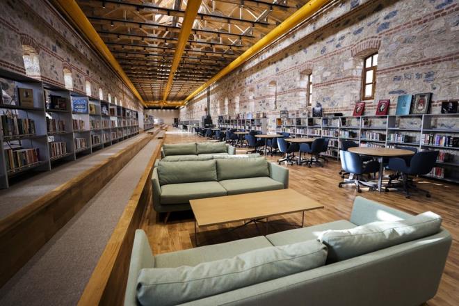 Dnyada en byk alana sahip nc ktphane olduunun altn izen Zorlu, "Bunun dnda, 4 bin 200 kiilik oturma ve alma kapasitesiyle yine dnyada ilk te yer alan bir ktphane. Ayrca ktphanemiz Trkiye'de peyzaj alan olarak 51 bin metrekarelik bir alanda, kapal peyzaj alan olarak Trkiye'nin ve dnyann en byk ktphanesi" diye konutu.    Zorlu, ktphanenin ayn zamanda millet bahesi tarznda ina edildiine dikkati ekti.