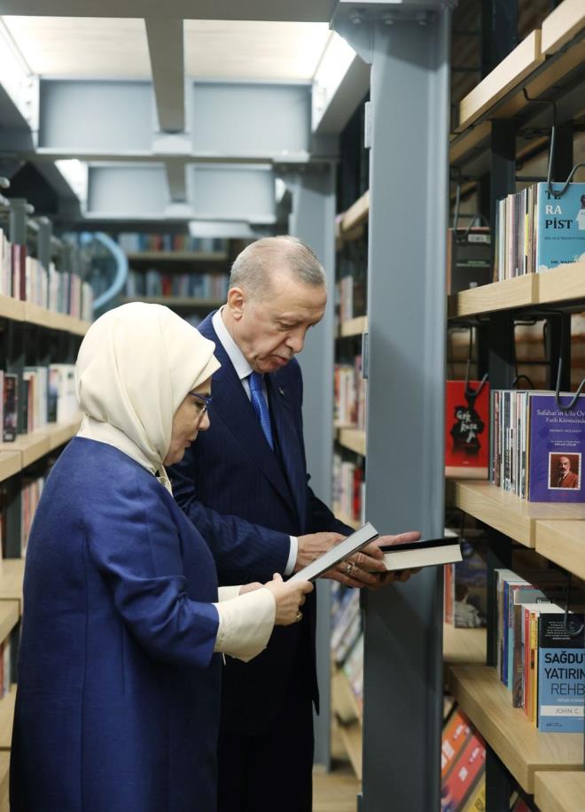 Cumhurbakan Recep Tayyip Erdoan ve ei Emine Erdoan, al treni ncesi ktphaneyi gezdi.