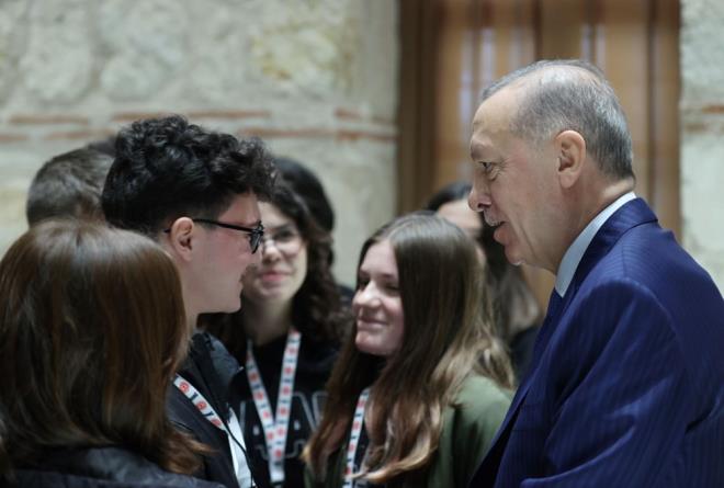 Cumhurbakan, ktphanedeki rencilerle sohbet etti.    Al treninde konuan Cumhurbakan Erdoan, ktphanenin haftann her gn, gnn 24 saati kitapseverlere hizmet vereceini syledi. Cumhurbakan, ''Rami'yi sadece bir ktphane deil pek ok faaliyetin de yaplabilecei bir kltr merkezi olarak planladk'' dedi.