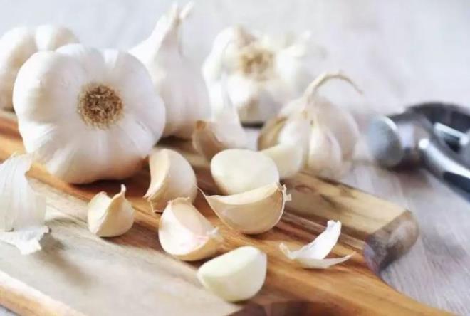 Asif'in sarmsak hakkndaki verdii 10 dakika kural ise yle: "Sarmsaklar ezin veya rendeleyin. 10 dakika boyunca sdan uzak tutun. Bu sre zarfnda maksimum allicin oluur ve piirme srasnda bozulmadan kalr. O zaman istediiniz kadar kzartabilir, soteleyebilir, piirebilirsiniz."