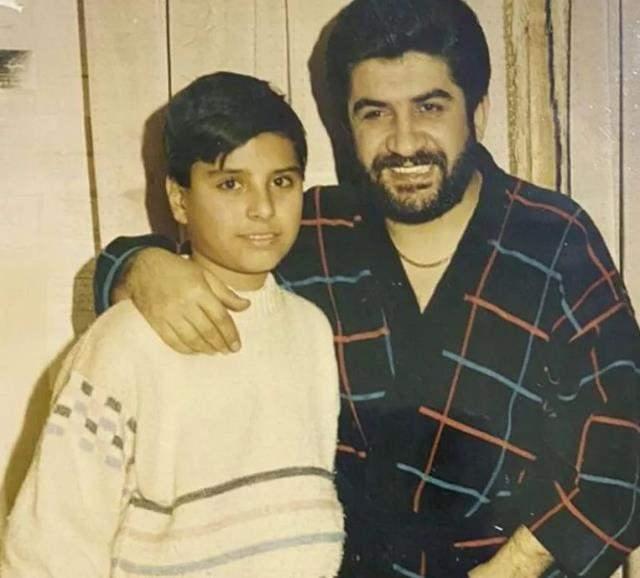 Sene 1989 13 yandaym...Kasetlerini dinleyip her arksn ezberlediim iki ustadan birisidir Burhan aan...akl Gazinosu'nda sahnesi var ve annem babam beni oraya gtreceklerini sylediklerinde heyecandan uyuyamamtm gnlerce...Burhan aan' canl grecektim, onunla sohbet edip belki sesimi bile dinletecektim...