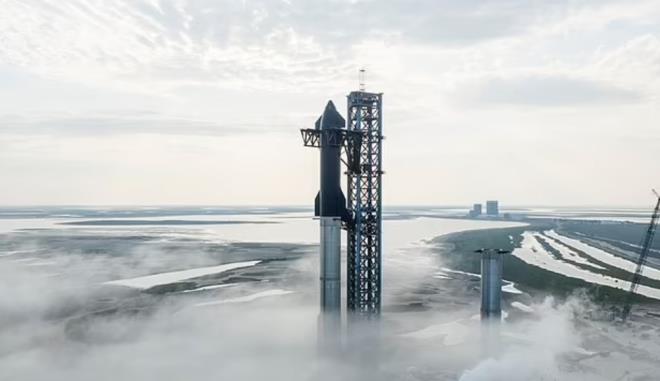 SpaceX daha nce, 'BFR' olarak bilinen 216 milyon  dolarlk Starship'in prototiplerini havaya frlatp indirerek test etmiti.Bu frlatmalar, bazlar kaotik bir alev topunda patlayarak ve dierleri zarar grmeden geri dnerek eitli derecelerde baar elde etti.