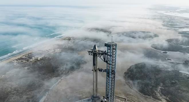 Bununla birlikte; Musk?n uzay irketi SpaceX, Starship (yolcu tama blm) ve Super Heavy roket glendiricisinden oluan iki aamal bir uzay aracn kullanarak insanlar uzaya tamay planlyor. Starship ve Super Heavy birlikte 120 metre boyunda ve 5 milyon kg arla sahip olacak. Ayrca, Starship?in, onu dnyann en gl roketlerinden biri yapan 70 Meganewton itme gc retebilecei belirtiyor.