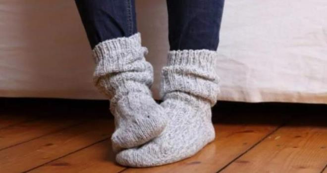 AYAKLARDA OLUAN ME BELRTSNE DKKAT    mek veya kramp girmi ayaklar kolesteroln belirtisi olacan syleyenDoktor Joseph Ambani, "Yksek kolesterol ayaklarda kendini gsterebilir. rnein, bir kii hareket ederken kramplar hissedebilir, ancak bu kramplar dinlenmekle rahatlar. Mevsim ne olursa olsun souk hissedebilirler. ki ayak zerinde olmak zorunda deil. Byle bir ey fark ederseniz, derhal profesyonel aklama almanz tavsiye ederim." dedi.