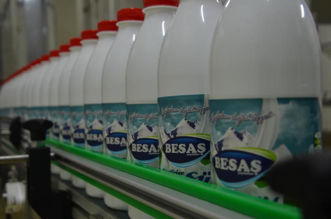 Bursa?nn markas<br>  Bykehir Belediye Bakan Alinur Akta, BESA?n kurulduu gnden bu yana ?Tek karmz salnz? slogan ile retime devam ettiini hatrlatarak, kalite, ekonomi ve hijyenden taviz verilmediini hatrlatt. Gerek st rnleri gerekse unlu mamullerde mevzuata tamamen uyulduunu ifade eden Bakan Akta, ?Artan ekmek talebine istinaden yaplan iyiletirmelerle birlikte geen yla oranla francala ekmek retiminde yaklak yzde 30 orannda fazla retim gerekletirdik. Greve geldiimiz 2017 yl Kasm ayndan bu yana 22 milyon litreden fazla st iftilerimizden aldk. Halkmzn rnlere olan ilgisi bir anlamda kalitenin gstergesi. BESA kurulduu zamanda sadece ekmek reten bir firmayd. Bugn ise ?gn getike artan ihtiyalar dorultusunda? 500?n zerinde sat noktasyla retilen rnlerin yannda 150 eide yakn temel tketim ve gda maddelerinin satn da gerekletiren bir kurum haline geldi. Vatandalarmz bayilere gittiinde kalite kontrol BESA tarafndan gerekletirilen rnleri gvenle alyor. 2023 ylnda da BESA?n kendi retimi olan rn eitliliini, yaplan ar-ge almalar dorultusunda artrmay hedefliyoruz. Her geen gn rnlerin saysn vatandalarmzdan gelen talepler dorultusunda artrarak, yelpazemizi geniletmeye devam ediyoruz. BESA?ta hizmet kalitesini artrmak adna yatrmlarmza devam ediyoruz? diye konutu.