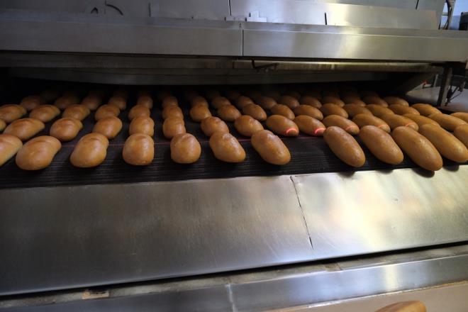 Krsal kalknmann salanmas hedefiyle Trkiye?ye rnek yatrmlar Bursa?da hayata geiren ve 2013 ylnda hizmete at Keles St rnleri Tesisi ile blge iftisine can suyu olan Bykehir Belediyesi, bir taraftan iftinin rnn deerlendirirken dier taraftan da Bursallar salkl gda ile buluturmaya devam ediyor. Orhaneli, Keles, Bykorhan ve Harmanck ilelerindeki kalknma kooperatifleri ile birlikler vastasyla 2022 yl boyunca iftiden 4 milyon litreye yakn st alan BESA, buna karlk 28 milyon TL?nin zerinde deme yapt. Da blgesi iftilerinden alnan stler ?yeni teknolojilerle gelitirilmi tesiste, tamamen hijyenik koullarda? kaliteli ve salkl pastrize gnlk st, klasik beyaz peynir, gurme kaar, tost peyniri, dil peyniri, yourt, ayran, lor ve krema olarak Bursa sofralarndaki yerini ald.