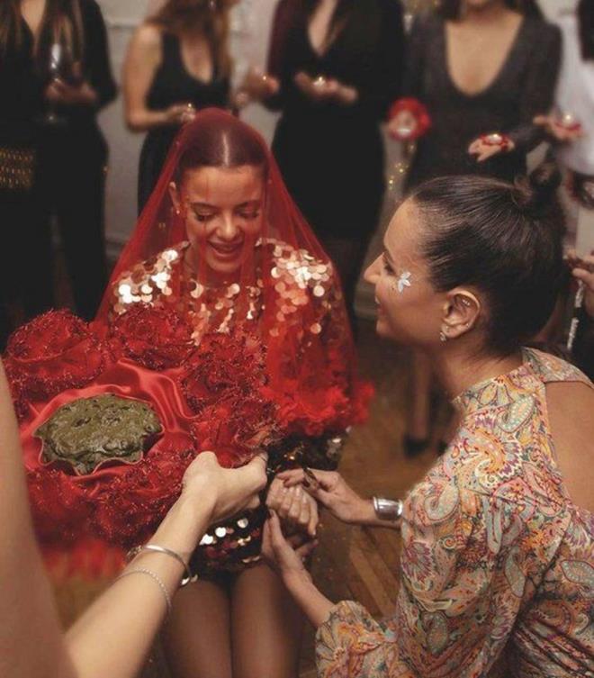 KINA GECES ORGANZE ETT    Sava Zafer ile yakn zamanda nikah masasna oturmaya hazrlanan Ketenci, nceki akam kna gecesi yapt.