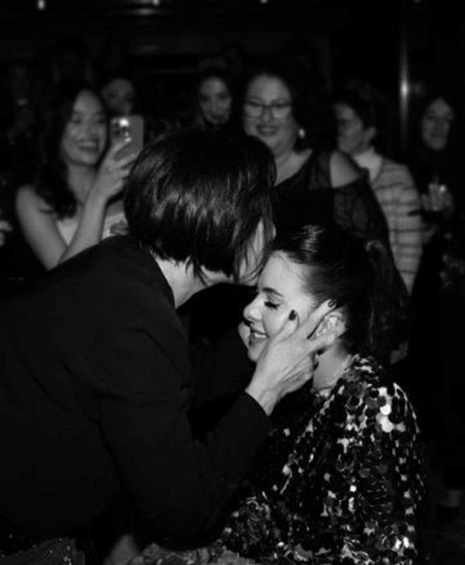 "ALEMZE HO GELDN KIZIM"    nl oyuncu da olu ve mstakbel gelininin fotoraflarn Instagram'dan paylamt. Sevincini dile getiren Sava, "Bir kar ku&#776;resiyle bas&#807;layan as&#807;k... Mutlu sona ilerliyor. ok mutlu olun c&#807;ocuklarm, ailemize hos&#807; geldin kzm." ifadelerini kullanmt. Takipileri ifte ok sayda "Mutluluklar" mesaj yadrmt.