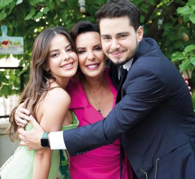 Oyuncu Perihan Sava, 1987'de kendisi gibi oyuncu Ylmaz Zafer ile nikah masasna oturmu, bu evliliinden Sava adnda bir olu olmutu. Ancak Ylmaz Zafer, 1995'te geirdii kalp krizi sebebiyle vefat etmiti.