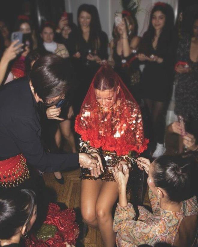 KINAYI GETR ANEY"    nl oyuncu, bu anlarda ekilen fotoraf "Gzel kzm" diye paylarken, Melis Ketenci de geceden renkli kareleri "Knay getir aney" notuyla sosyal medya hesabndan yaynlad.