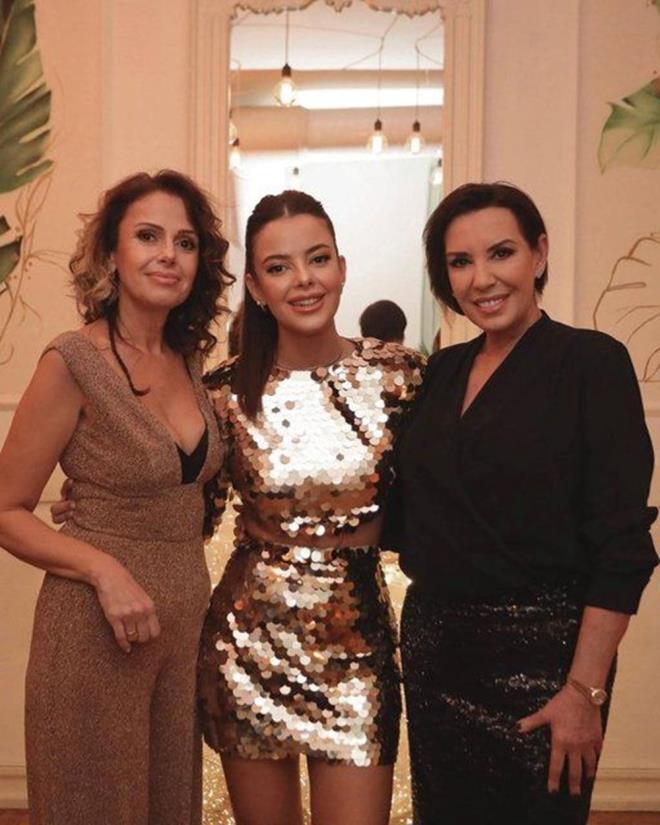 ALTIN TAKTI    Trk rf ve adetlerinin tek tek yerine getirildii gecede Perihan Sava, Melis Ketenci'nin eline kna yakld anlarda altn takt.