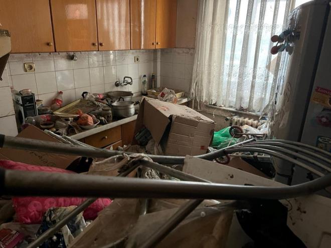 Odunpazar ilesine bal stiklal Mahallesi Mustafa Kemal Atatrk Caddesi?ndeki bir apartmann 2?inci katnda oturan Zeynep O.?nun, evde toplad pler bir sre sonra apartmanda pis kokuya neden oldu.