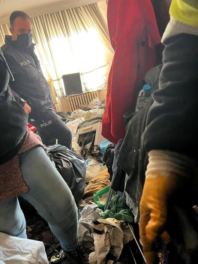 Apartmann olduu sokaa kamyonlar getirilirken, yol trafie kapatld. Zeynep O.?nun dairesinden temizlik grevlilerince yaklak 40 ton p karld.