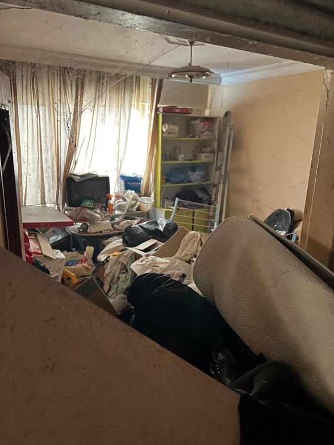 Mahkeme, evden plerin temizlenmesi karar verdi. Bu karar zerine Odunpazar Belediyesi ve Evinizde (SOBE) ekibi ile belediyenin Temizlik leri Mdrl Krsal Hizmetler Mdrl ekipleri, Zabta ve polis harekete geti.