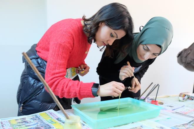 Bursa Bykehir Belediyesi?nin 2006 ylnda 5 kurs merkezinde cretsiz sanat ve mesleki eitim kurslaryla eitim yolculuuna balatt BUSMEK, bugn 13 iledeki 27 farkl meknda 350 farkl bran ile ylda yaklak 20 bin kursiyerin eitim ald dev bir kuruma dnt. BUSMEK ats altnda yaplan eitim faaliyetleri ile 2022 yl da dolu dolu geirilirken, toplam 23 bin 837 kii sanat ve meslek eitimlerinden cretsiz yararland.