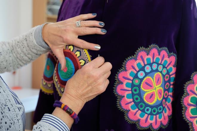 pekbcekilii yaatyor<br>  BUSMEK tm bu eitim ve salk hizmetlerinin yannda ?Bursa pei Yeniden Hayat Buluyor? projesi kapsamnda, 2015 ylnda alan Umurbey pek retim ve Tasarm Merkezi ile ipekbcekiliini yaatmaya devam ediyor. Trkiye?de ilk ve tek olan yerli kozadan yerli ipek retiminin yapld merkez, ayn zamanda zellikle krsal mahallelerde de kadn istihdamna katk salyor. Bykorhan ilesi Knk, Sarn ve Karaaz Mahalleleri, Keles ilesi Sorgun Mahallesi ve znik lesi Derbent Mahallesi'ndeki ipek retimi ve hal dokuma atlyelerinde alan kadnlar hem ipekilii yaatyor hem de aile btelerine katk salyor.