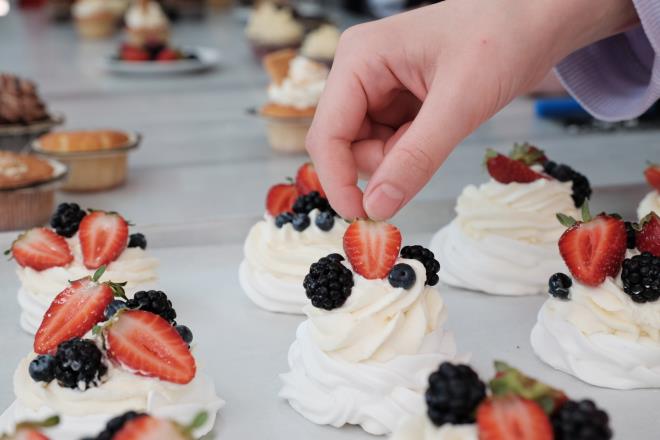 niversiteye hazrlk yolunda ?eitimde frsat eitliinin salanmasyla? bnyesine niversite hazrlk kurslarn da dahil eden BUSMEK, kurs takvimini 2022 ylnda da eksiksiz uygulad. 2022 ylnda 4 farkl kurs merkezinde dzenlenen niversite hazrlk kurslarna, halen 1020 renci devam ederken, son 3 ylda 3 bin 500 gencin yararland kurslarda niversiteye girme baars da yzde 80?leri at.