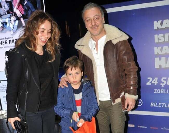 2009 ylnda oullar Mavi Rzgar' kucana alan iftin evli olduunu duyanlar ise ok ard.