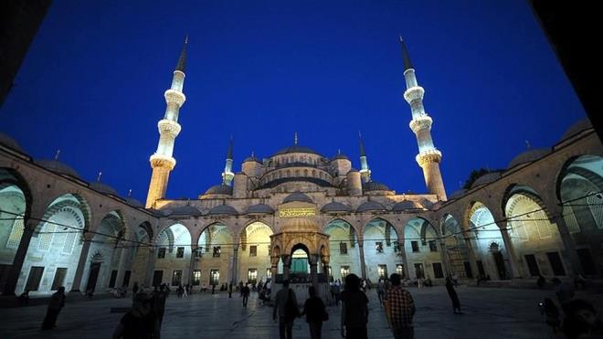 KADR GECES NE ZAMAN?    Kur'an- Kerim'de "Bin aydan daha hayrl" olduu bildirilen Kadir Gecesi, ramazann 27. gecesi olan 17 Nisan'da idrak edilecek ve Mslmanlar 21 Nisan'da Ramazan Bayram'n karlayacak.