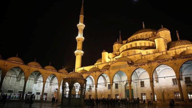 REGAB KANDL NE ZAMAN?    Regaip Kandili veya Regib Kandili, Hicri takvime gre Recep ayndaki ilk perembeyi cumaya balayan gece idrak edilir.  Yln ilk kandili olan Regaib, bu yl 26 Ocak Perembe gecesine denk geliyor.