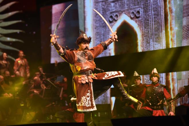 Bursa?nn grevi daha bitmedi<br>  Bursa Bykehir Belediye Bakan Alinur Akta, Trk Dnyas Kltr Bakenti unvannn kente kazanmlarn deerlendirdi. Bursa?da turizm gelirlerinin artmasnn en nemli yolunun tantm olduunu ilk gnden beri sylediini hatrlatan Bakan Akta, ?Payda kurumlarn etkileimleri hari olmak zere sadece 2022 Trk Dnyas Kltr Bakenti Bursa hesaplarndan sosyal medya zerinden milyonlarca etkileim saland. Bursa?mza gelen yerli ve yabanc tm misafirlerimizde gzel hatralar braktmza inanyoruz. Biz Bursa olarak unvan can Azerbaycan?n ua kentine teslim ettik ancak bizim grevimiz burada bitmiyor. TURKSOY, 39. Daimi konseyde bir Trk Dnyas Kltr Bakentleri Birlii kurulmasna, koordinasyonu da Bursa?nn yapmasna karar verdi. Bu vesileyle Trk Dnyas Kltr Bakenti seilen ve seilecek olan bakentlerin Bursa merkezli koordinasyonu salanacak. Biz stlenmi olduumuz sorumluluun farkndayz.Bir kutup yldz gibi, gnl corafyamzn uzand her yerde parldamaya devam edecek, nc ve rnek ehir zelliimizden taviz vermeyeceiz? diye konutu.