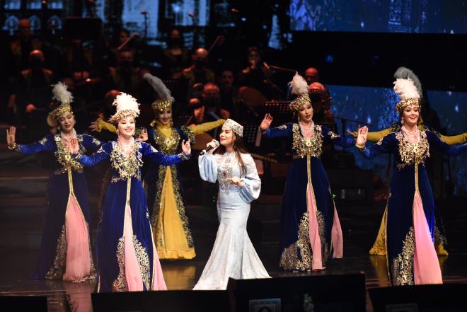 Turist says artt<br>  Trk Dnyas Kltr Bakentlii unvann Azerbaycan?n ua kentine devreden Bursa, yl boyunca yapt etkinlikle Trk dnyasnn kutup yldz olduunu gzler nne serdi. Ban Bykehir Belediyesi ve Valiliin ektii organizasyonlara Trk dnyas lkelerinden de youn bir katlm gerekleti. 2022 ylnda Trk Dnyas Kltr Bakentlii kapsamnda dzenlenen etkinliklere 182 binden fazla katlm saland ve eitli lkelerden 2000?den fazla misafir Bursa?da arland. Bursa?nn Trk Dnyas Kltr Bakenti unvan almasnn kazanmlar zellikle kente gelen yerli ve yabanc turist saylarndaki artla gz nne serildi. Bursa?da 2021 ylnda konaklayan turist says 1.339.617 iken Ekim ay verilerine gre bu say 2022 ylnda 1.958.633?e kt. Gelen turist saynda yzde 47.78 art gzlenirken, konaklama sresi de yzde 46,21 artt. Bursa?ya gelen yabanc turist saysndaki art yzde 143, yabanclarn konaklama sresindeki art ise yzde 136 olarak rakamlara yansd.