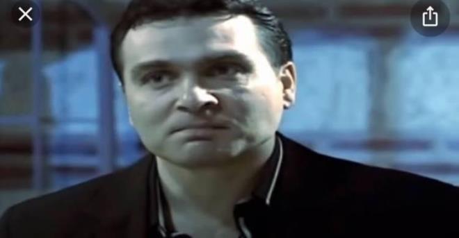 Hatta yle ki Kurtlar Vadisi dizisinde akr ve Memati karakterlerinin 44. blmde cezaevindeki flashback sahnelerinde Kaynarca'y kardei Turgay Kaynarca'nn oynad renildi.