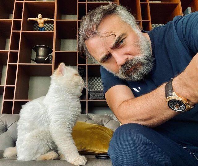 te Oktay Kaynarca'ya Oktay Kaynarca'dan daha ok benzeyen kardei...