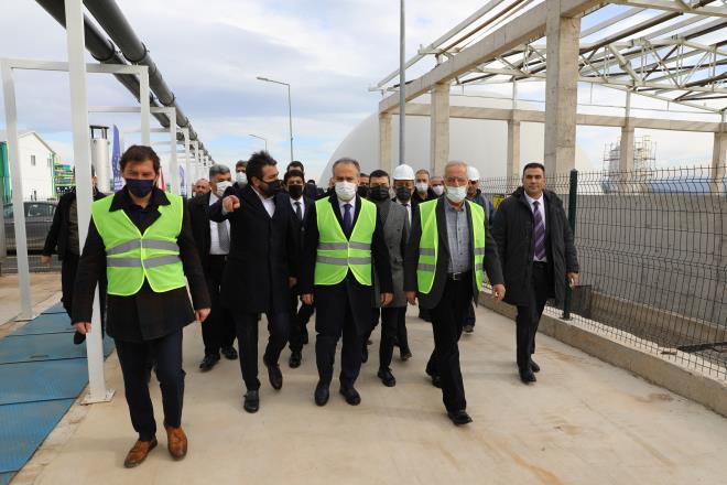 stasyonlar enerji sayor<br>  Burula Genel Mdrl?nn metro istasyonlarnn atlarnda uygulamaya ald gne enerji santrallerinden, 2022 ylnda, 2 milyon 203 bin 38 kilovat saat elektrik enerjisi retildi. Yaklak 1470 konutun tketimine eit bu retime karlk ise ?43 bin 66 adet aa dikimine edeer olarak? 969 ton karbondioksit salnm engellendi. retilen bu enerji ile Burula Genel Mdrl bnyesinde tketilen elektrik enerjisinin yzde 3? karland.