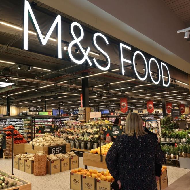 ngiltere merkezli giyim, ev rnleri ve lks gda rnleri firmas Marks & Spencer, tketiciler arasnda tartmaya neden olan son rnn tantt. Hibrit ekilde retilen beyaz ilek, tpk bir krmz ilek gibi grnyor ancak tad olduka farkl.