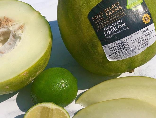 Bildiiniz ilek deil! Beyaz ilek, sosyal medyada tartma kard - 8  DAHA NCE DE DEK HBRT MEYVELER RETT    Beyaz inci ilei M&S?nin tketicilerde kafa karkl yaratan ilk hibrit meyvesi deil. Firma 2020 ylnda limelon adn verdii limon ve kavun hibritini tantmt. "Limon mu? Kavun mu? Hayr, limelon! Nu meyve melezi, misket limonu aromas patlamasyla sulu bir kavun. Sper ferahlatc? eklinde tantlan meyve ngiltere?de byk ilgi grmt.