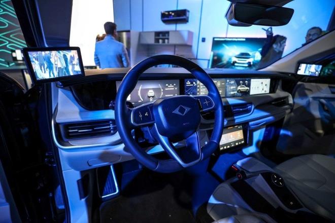 Togg?un teknolojisi, C-SUV?u evre ile iletiim kurabilen, zmler reten ve bu zmleri somut rn ve hizmetler halinde kullancya sunan akll bir cihaza dntryor. C-SUV?u balantl olmann bir adm tesine tayan bu teknoloji, akll ev cihazlar ve akll ehirlerdeki dier tm IoT cihazlaryla entegre bir ekilde alarak hem kullanclarn hem yolcularn hayatn kolaylatryor.