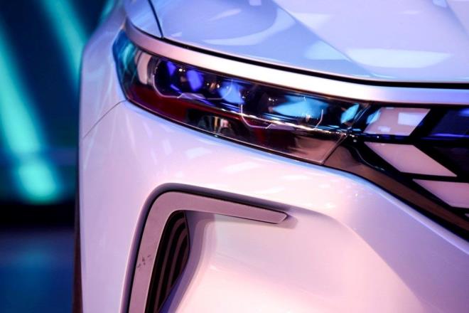 Batarya kapasitesi ile ilgili bilgi veren Uyank, "Ortalama olarak 300 kilometrelik bir menzili prize takl bir arj kablosuyla 24 saatte, duvara monte arj istasyonunda 3-6, saatte yksek performansl arj istasyonunda ise 30 dakikadan ksa bir srede elde edebilirsiniz" dedi.