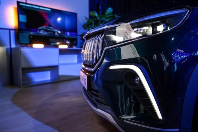 DUVARA MONTE EDLEBLEN ARJ STASYONLARI    Bir dier seenein de duvara monte edilebilir arj istasyonlar olduunu syleyen Uyank, yle konutu:    "Evinizde apartmannzda sitenizde ve avm'lerde kolayca bulabileceiniz bu kutular sayesinde otomobilinizi gvenli ve hzl bir ekilde arj edebilirsiniz. Kablonuzun bir ucunu arj cihazna dier ucunu otomobilinizin arj soketine takn. Eer imkannz varsa evinize bu cihazlardan bir tane edinmeniz en salkl yoldur."