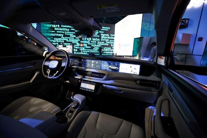 AKILLI CHAZ TEKNOLOJLERNDE QUALCOMM ZMLER KULLANILACAK    Trkiye?nin kresel teknoloji markas Togg, 2023 ylnn ilk eyreinde pazara sunaca doutan elektrikli ilk akll cihaz C-SUV?da, Snapdragon Dijital Kokpit Platformlar'n kullanacak.    Togg, C-SUV'un bilgi ve elence sistemini Snapdragon Dijital Kokpit Platformlar ile glendirecek. Akll cihaz, gelimi grafik ve ara ii multimedya deneyimlerinin yan sra bilgisayar gr destei, yapay zek yetenekleri, entegre ve srekli uyarlanabilir kokpit sistemi sayesinde kullanclarna daha konforlu, balantl ve kesintisiz bir sr deneyimi salayacak.