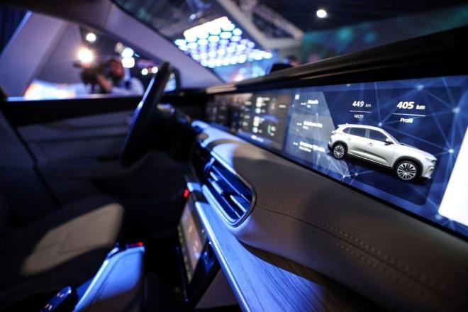 HALKA AIK YERLERDE ARJ    Eren Uyank, son alternatif olarak da halka ak yerlerde bulunan yksek performansl arj istasyonlarn iaret etti.    "Bu istasyonlarda kablolar ayn benzin istasyonlarnda olduu gibi cihazna entegredir. Sizin ekstra bir kablo tamanza gerek kalmaz. Dier istasyonlara gre ok daha gl olduundan otomobilinizin batarya doluluk orann 25 dakika ierisinde yzde 20'den yzde 80'e kartacaktr."