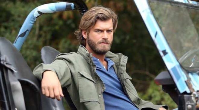 Barollerini Serenay Sarkaya ile paylaaca "Aile" isimli yapmla ekranlara dn yapmaya hazrlanan Kvan Tatltu'a nazar dedi. ekimler srasnda rahatszlanan nl oyuncu, apar topar hastaneye kaldrld. nl oyuncunun salk durumunun iyi olduu akland.