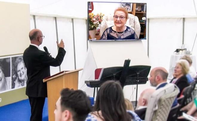 Sz konusu teknoloji, ABD?li aktr Ed Asner'n kendi cenaze treninde yas tutanlarla sohbet etmesini salad. StoryFile'n yazlm, geen Haziran aynda 87 yanda len irketin CEO'sunun annesi Marina Smith'in cenazesinde interaktif video biiminde grnmesine de izin verdi.