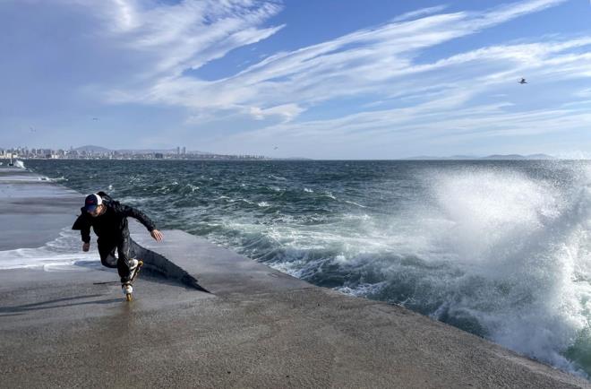 Ayn zamanda hormonal dengeyi bozan ve psikolojik sorunlara da yol aanlodosun marifetleri ba arsyla snrl deil.    Yorgunluk, halsizlik, uykusuzluk, alma isteinin azalmas, gz kanlanmas, ar, mide bulants, nefes darl, uyuukluk, itah deiiklikleri ve psikolojik sorunlar gibi ikayetlere de sebep oluyor.    Lodoslu havalarda ba ars yaayan insan saysnn arttn belirten uzmanlara gre, bu durumdan korunmann en etkili yolu ise mmkn olduunca rzgara maruz kalmamak.