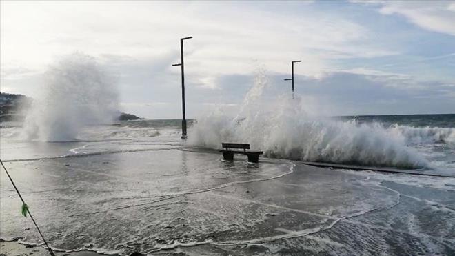 Lodosun yaratt hava deiimleri, duyarl olanlar daha ok etkiliyor, bu nedenle zellikle sinzit ikayeti olanlarn daha dikkatli olmas gerekiyor.