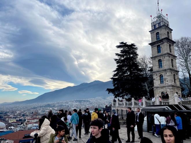 Bursa'nn birok noktasndan mercek bulutunu grenler, bunu cep telefonlaryla grntledi.